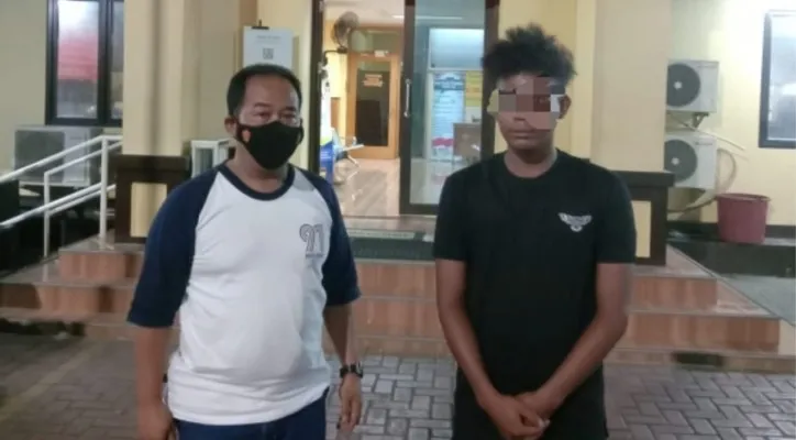 ABK yang tertidur di atas pohon kawasan Tambora karena paranoid usai memakai sabu dan mengkonsumsi miras, ditangkap unit Reskrim Polsek Tambora. (ist)