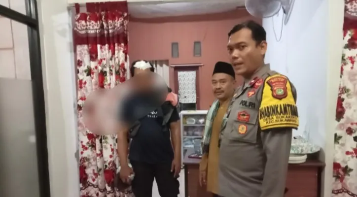 Polisi saat memeriksa keadaan korban begal di Sukawangi, Bekasi. (Ist)