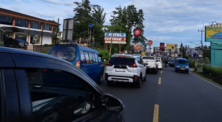 Situasi lalu lintas di Jalan Raya Puncak (Cibulan) persimpangan Pasar Cisarua terpantau padat ramai lancar dua sisi baik mau yang ke atas dan kebawah. (Foto: Angga)