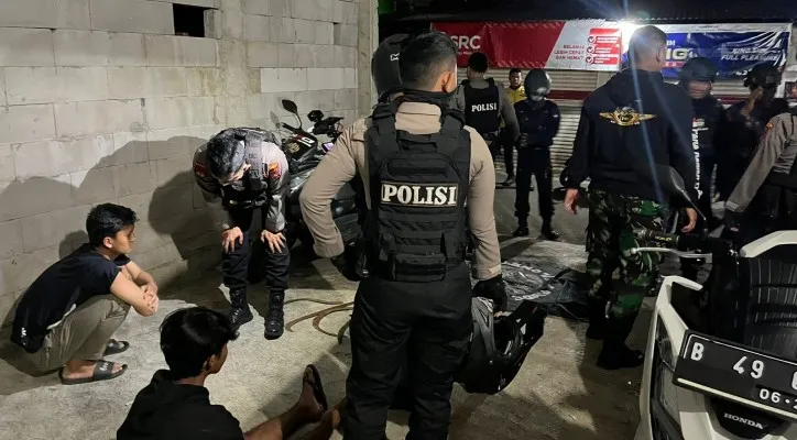 Anggota tim 3 P Polres Metro Depok bekuk dua remaja diduga kelompok gangster dengan barang bukti senjata tajam diserahkan ke Polsek Cimanggis. (ist)