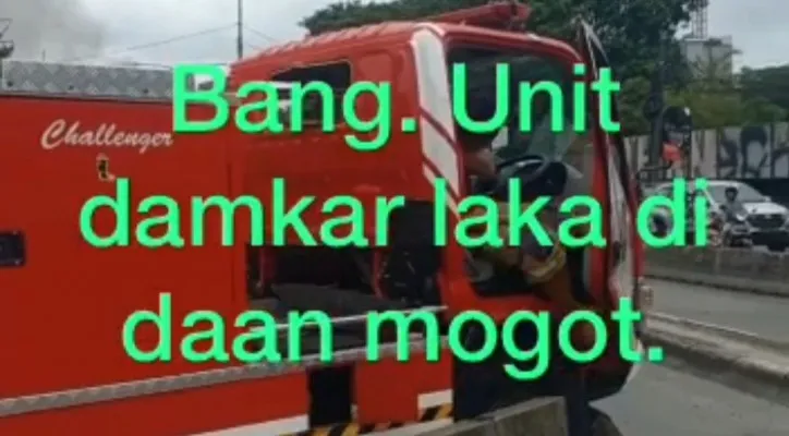 Mobil pemadam kebakaran Jakarta Barat mengalami kecelakaan di Jalan Daan Mogot, Cengkareng, Jakarta Barat. (Ist)