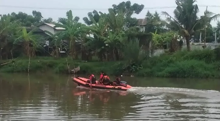 Tim SAR Gabungan saat mencari warga yang hanyut di Sungai Cidurian. (ist)