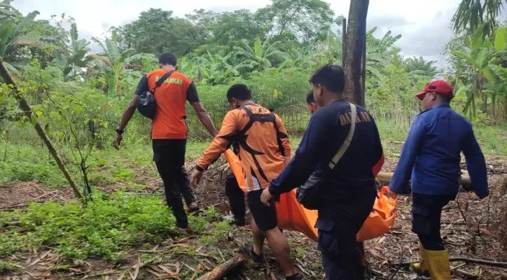 Personil SAR gabungan saat mengevakuasi jasad Sargani yang ditemukan 5 km dari lokasi tenggelam. (ist)