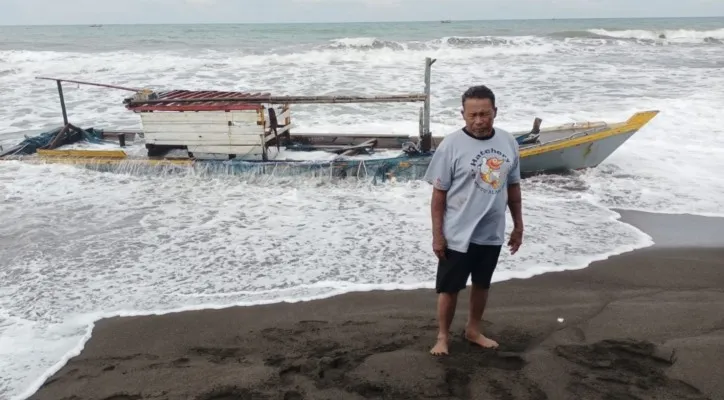 Makmur, nelayan asal Lebak saat terdampar di Pantai Tasikmalaya. (ist)