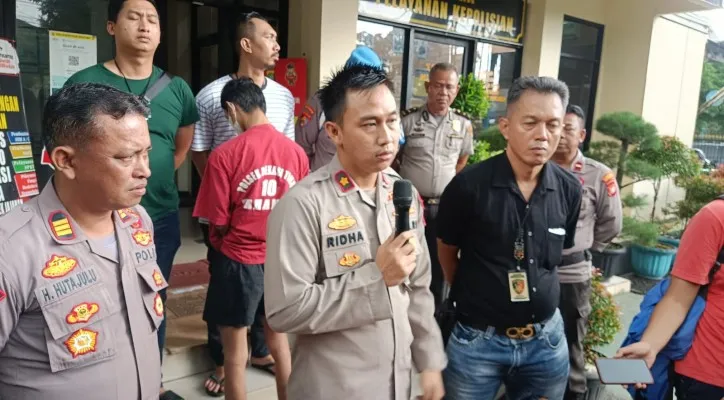 Jajaran Polsek Bekasi Timur saat ungkap kasus penganiayaan. Rabu (1/3/2023) sore. (Ihsan Fahmi).