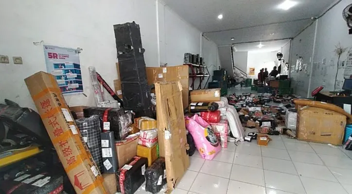 Paska kebobolan maling, barang-barang di dalam kantor si Cepat Ecpres Rangkasbitung berantakan. (Foto: Ist).