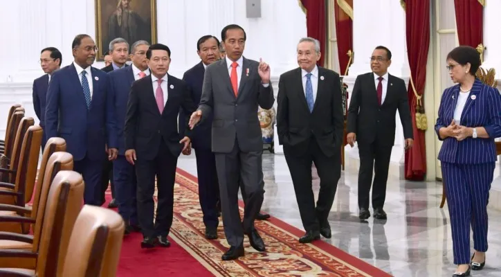 Presiden Joko Widodo, saat menerima kunjungan kehormatan Menlu ASEAN dan Sekretaris Jenderal ASEAN. (biro pers)