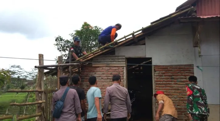 Sejumlah warga Cimanggu Pandeglang saat melakukan perbaikan rumah akibat angin puting beliung. (ist)