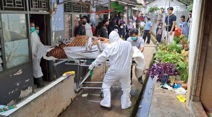 Korban saat dikeluarkan dari kamar kontrakan oleh tim medis di daerah Cikarang Selatan. (Humas Polsek Cikarang Selatan).