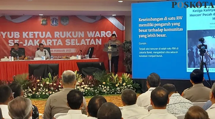 Kapolda Metro Jaya Irjen Pol Fadil Imran memberikan pengarahan dalam acara Guyub RW se Jakarta Selatan mengajak menciptakan kamtibmas aman dan sejuk. (Foto: Angga)