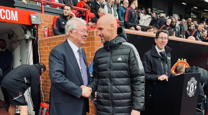 Pertemuan pelatih dan mantan pelatih Manchester United, Erik Ten Hag dan Sir Alex Ferguson (Foto: twitter/TenHagBalI)