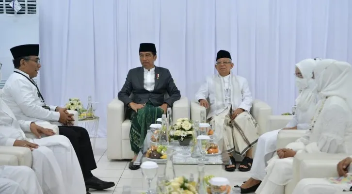 Presiden Joko Widodo bersama Wapres KH Ma'ruf Amin saat menghadiri acara satu abad NU. (setwapres)