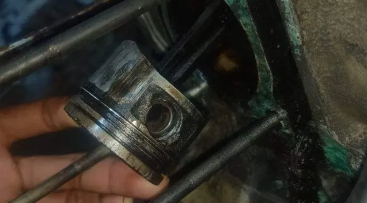 Piston, pen dan stang piston yang sudah menyatu sulit untuk dilepas.(ist)