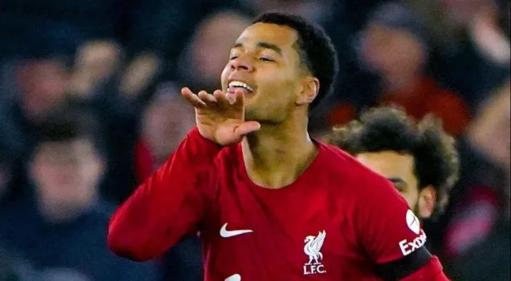 Cody Gakpo meniru selebrasi Virgil van Dijk usai cetak gol pertama untuk Liverpool (foto: twitter/Djmc76)