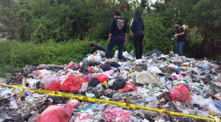 Personil Satreskrim Polres Serang saat akan melakukan evakuasi jasad Sairan yang ditemukan di tempat pembuangan sampah. (ist)