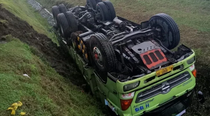 Truk Fuso terguling di Tol Jagorawi, Bogor. (Ist)