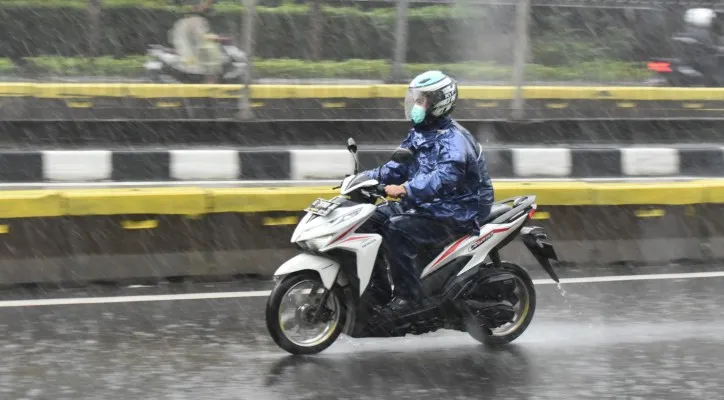 Waspada saat menghadapi musim hujan bagi pengendara motor.(ist)