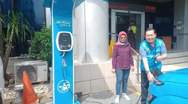 Manager UP3 PLN Cikupa Sumarsono saat meresmikan salah satu SPKLU sebagai upaya mendukung transisi energi ke listrik.(ist)