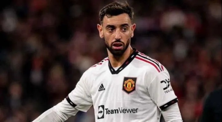 Bruno Fernandes lolos dari sanksi FA usai kedapatan dorong wasit (Foto: twitter/FootballFunnnys)