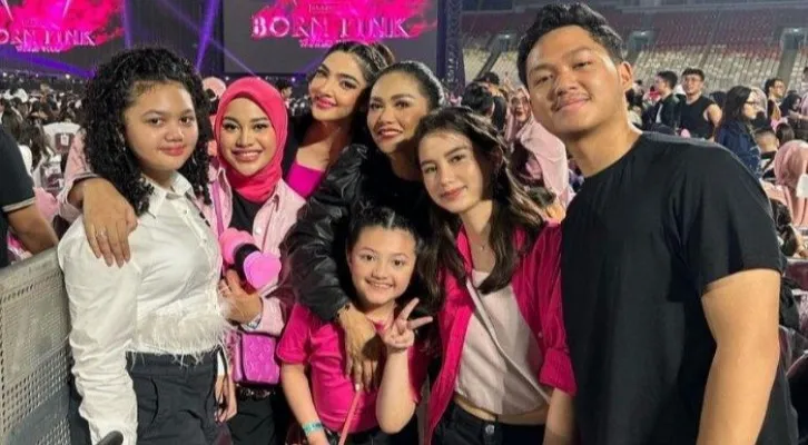 Aurel Hermansyah nonton konser Blackpink bareng Ashanty dan Krisdayanti, Minggu (12/3/2023). (instagram/@krisdayantilemos)