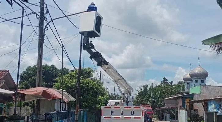 Petugas Dishub Kabupaten Tangerang melakukan pemasangan lampu PJU. (Ist)