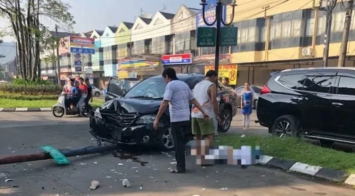 Pengendara motor tewas ditabrak sedan Toyota Altis di Pondok Aren, Tangsel. (Ist)