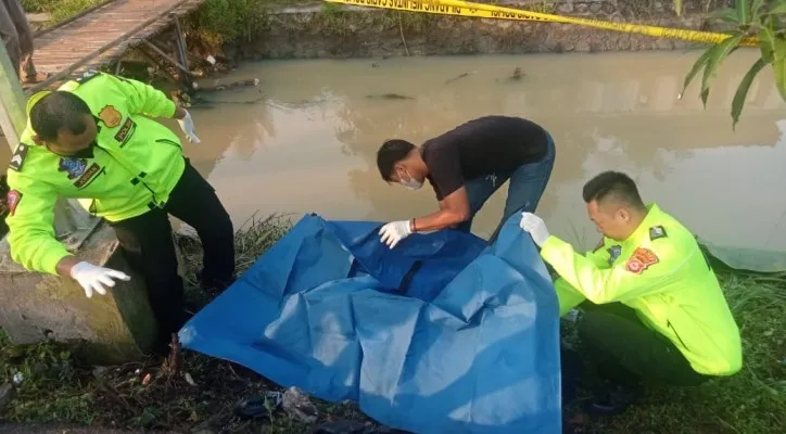 Personil Unit Gakkum Satlantas Polres Serang saat mengevakuasi jasad korban lakalantas. (ist)