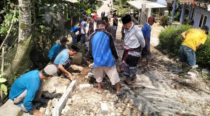 Perbaikan jalan rusak di Pulosari Pandeglang dilakukan warga secara swadaya . (foto: samsul)