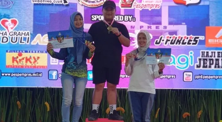 Sergio Sanjaya (tengah) juara pertama lomba tembak piala Danpaspampres kelas junior. (Ist)