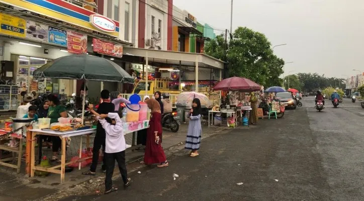 Suasana Puri Beta 2, Ciledug, Kota Tangerang yang menjadi tempat favorit untuk ngabuburit saat bulan puasa. (Foto: Pandi)