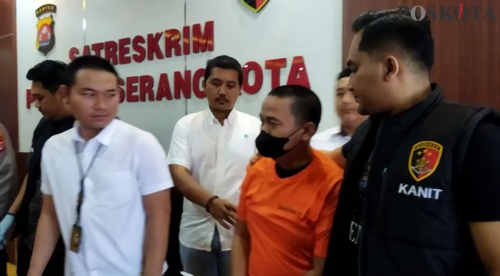 Mantri SH saat dihadirkan dalam konferensi pers untuk memberikan penjelasan terkait penyuntikan terhadap Kades Curuggoong, di Mapolresta Serang Kota. (Foto: Haryono)