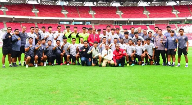 Foto bersama Presiden Jokowi dan Timnas U-20 Indonesia yang resmi dibubarkan hari ini (Foto: Setkab)