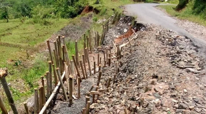 Kondisi Jalan Cipanas-Warung Banten di Lebak ambles dan belum ditangani. (Ist)