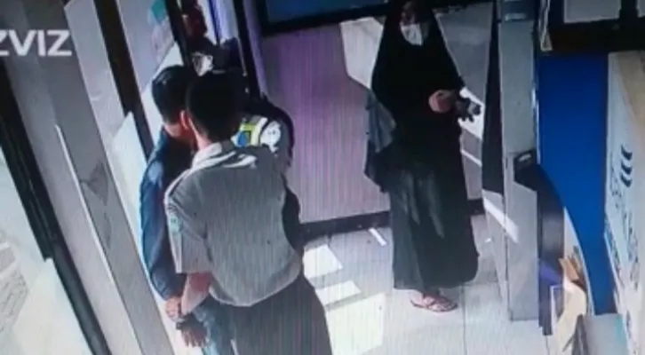 Pelaku penjagal ATM diamankan security di Tambun Bekasi. (Ist).