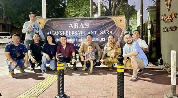 Presenter Sonny Tulung bersama Aliansi Bersatu Anti SARA (ABAS) menggelar aksi sosial di bulan ramadan. (ist)