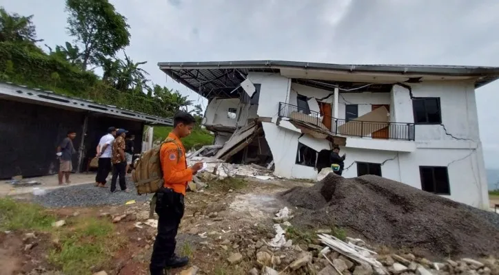 Sejumlah rusak akibat hujan angin menerjang wilayah Kecamatan Cileungsi, Bogor. (Ist)