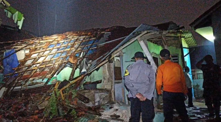 Rumah ambruk di Cibinong Bogor. (dok bpbd/ist)