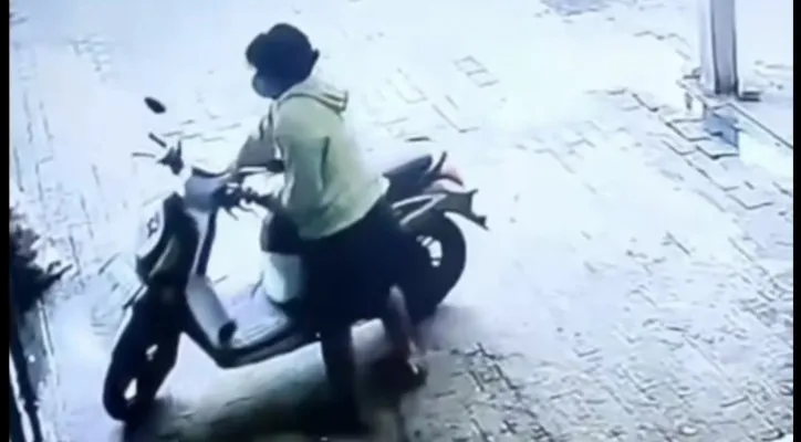 Salah satu pelaku terekam CCTV saat mencuri motor milik pedagang es kelapa di PUP Bekasi. (Ist).