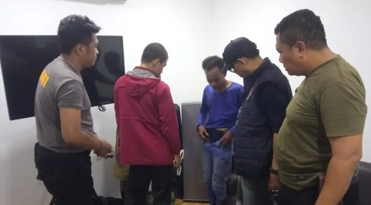 Dua  Polisi gadungan yang merupakan bapak dan anak ditangkap Polsek Tamansari, Polres Jakbar. (Ist)