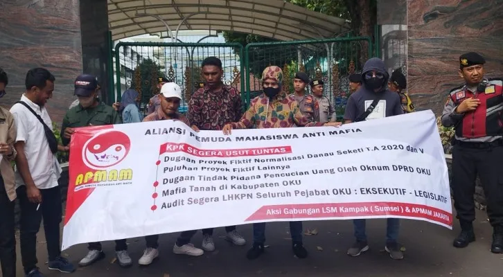 Massa aksi menggengelar unjukrasa di KPK dan Kejagung minta adili koruptur ABPD. (Ist)