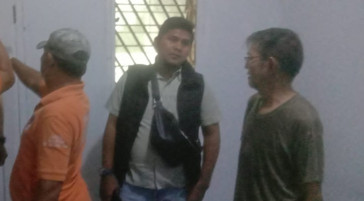 Foto: Petugas Polsek Tambora mengidentifikasi jasad korban Bos JNT Cabang Tambora tewas gantung diri. (Ist.)