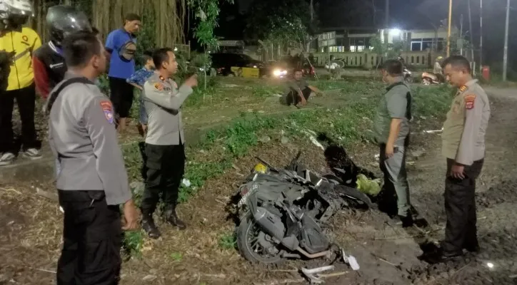 Kapolsek Serang Kompol Tedy Heru Murtianto bersama anggota saat memeriksa lokasi kejadian laka kereta. (ist)