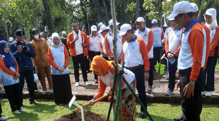 Pj Gubernur Heru Budi bersama DPD DKI, Sylviana saat pencanangan HUT Ke-494 Kota Jakarta di Monas. (Ist)