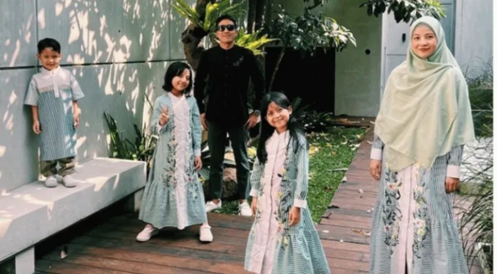 Desta, Natasha Rizki dan anak-anaknya. (ist)