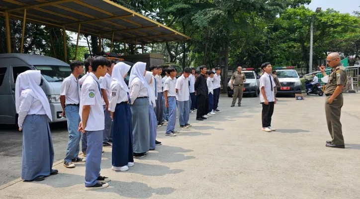 Foto: 35 Pelajar yang sedang nongkrong saat jam belajar diangkut Satpol PP Kabupaten Tangerang. (Ist.)