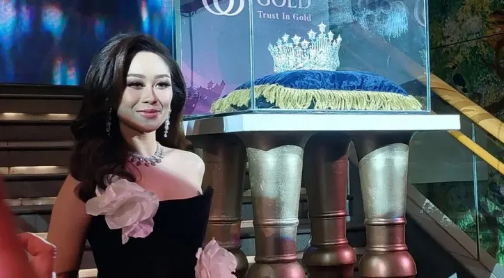 Poppy Capella Pamerkan Mahkota Miss Universe Indonesia. (ist)