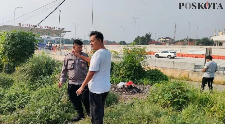 Foto: Polsek Cinere melakukan olah Tempat Kejadian Perkara (TKP) di Tol Krukut, Cinere, Depok, Jawa Barat, 5 bocil lempar benda keras kepada pengendara mobil. (Poskota/Angga Pahlevi)