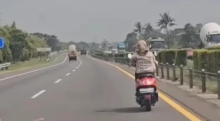 Foto : Pelajar bawa motor LS (15) nyelonong masuk tol Tangerang-Merak. (Ist.)