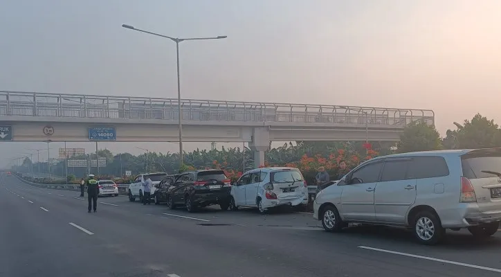 6 kendaraan yang mengalami kecelakaan beruntun di Tol Joglo KM 13.800, Jakarta Barat