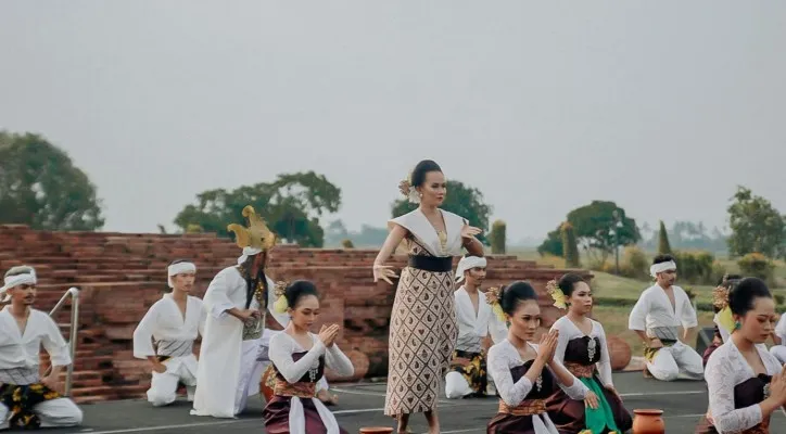 Pentas Seni Hari Purbakala Nasional di Jawa Barat dipusatkan di Candi Jiwa, Kabupaten Karawang yang dihadiri oleh Wakil Gubernur Jabar Uu. (ist)